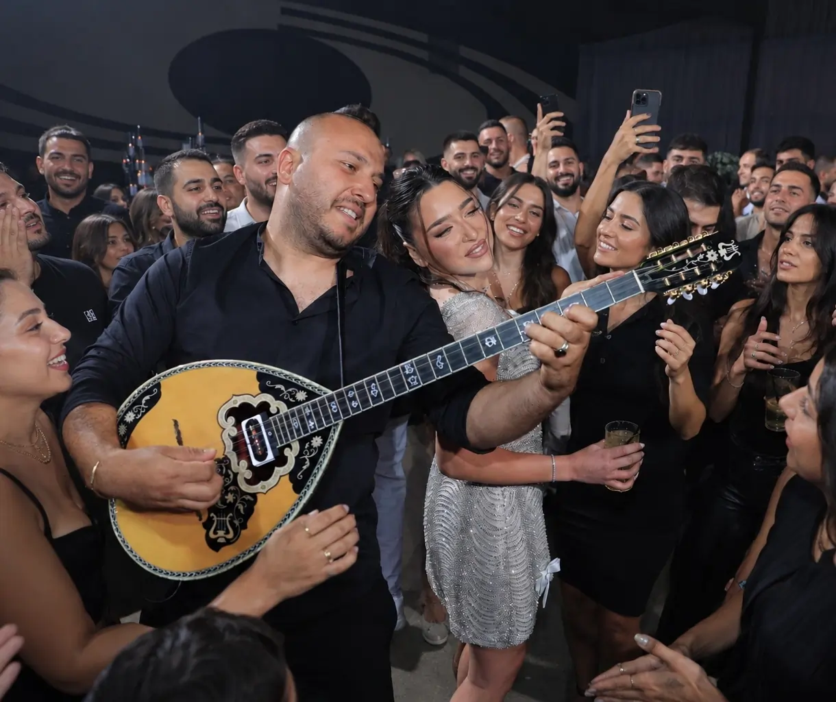 יקיר מנגן בוזוקי בחתונה באירוע נדיר